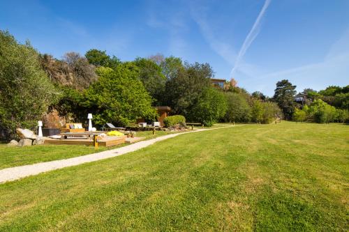 um campo relvado com um caminho num parque em La Carri'air em Pont-Aven