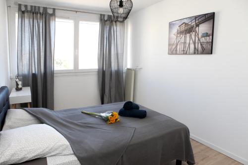 a bedroom with a bed with flowers on it at Résidence La Corvette in Toulon