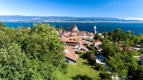 a small town on the shore of the water at Le Pré de la Cure in Yvoire