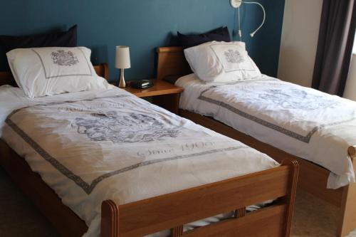 two beds sitting next to each other in a bedroom at CASA Victoria in Kuringen