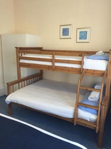 Кровать или кровати в номере Marlow Lodge