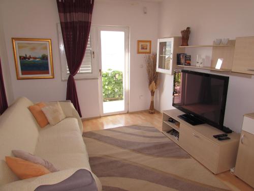 TV a/nebo společenská místnost v ubytování apartmani Mandic