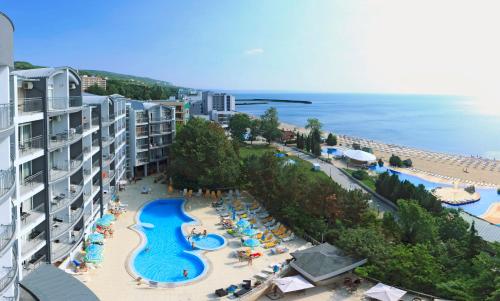 ゴールデン・サンズにあるLuna Beach Hotel - Half Board & All Inclusiveのプールとビーチのあるリゾートの空からの景色を望めます。