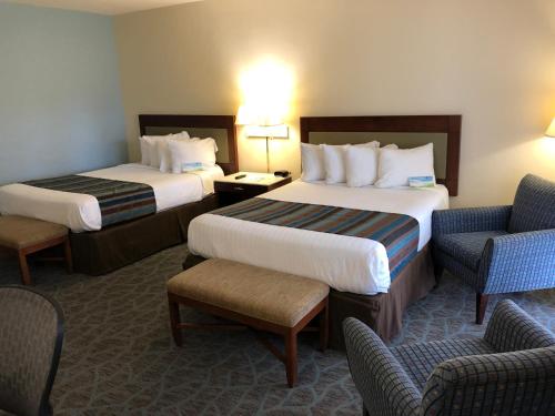 Days Inn by Wyndham Natchezにあるベッド