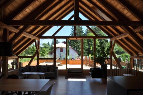 a living room with a large wooden ceiling at Ferienwohnung Reichart in Lochau