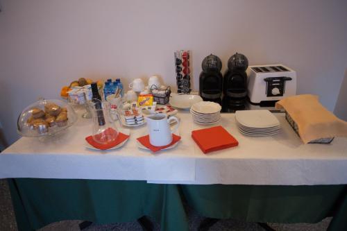 Urrea de GaenCasa Rural La Casona的桌子上摆满了食物