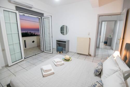 斯加雷塔的住宿－Manolis Apartments，带沙发和大窗户的客厅