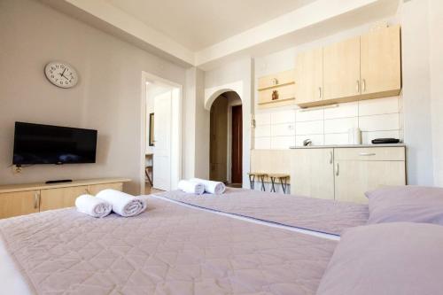 una camera da letto con due letti con asciugamani sopra di OZ Apartments a Ohrid
