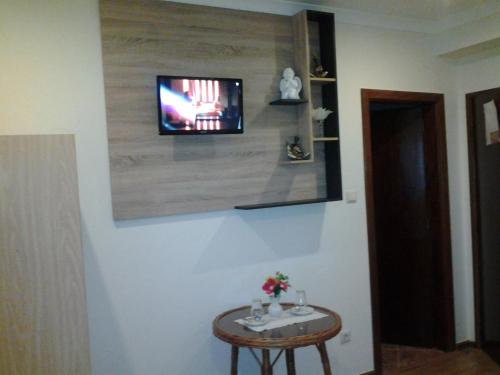 Μια τηλεόραση ή/και κέντρο ψυχαγωγίας στο Hotel Azibo e Restaurante