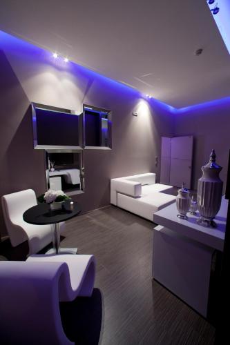 TV a/nebo společenská místnost v ubytování Le Camp Suite & Spa