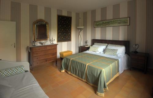 a bedroom with a bed and a dresser and a mirror at PARVA SED APTA MIHI in Fermo