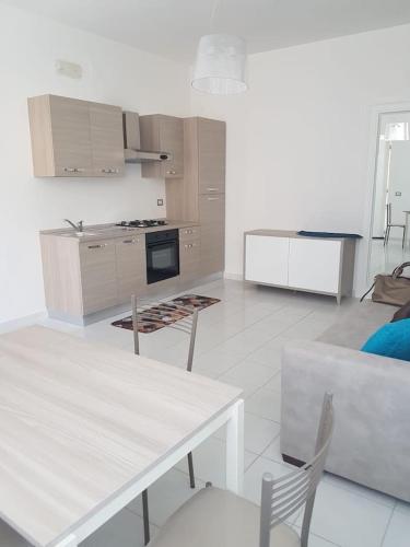 - une cuisine avec une table et des chaises dans la chambre dans l'établissement Appartamento Corallo, à Casal Velino