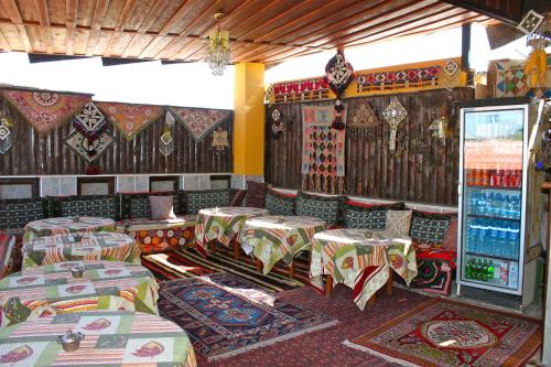 um restaurante com mesas e cadeiras num quarto em Homeros Pension & Guesthouse em Selçuk