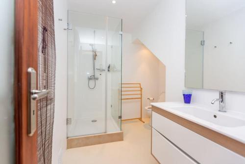 a bathroom with a shower and a sink at Cascais Seaside Home - 2 min away from the beach in Cascais