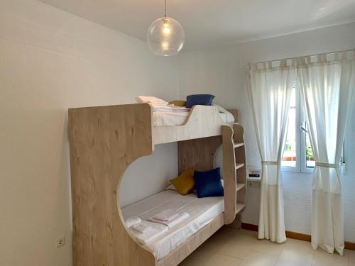 una camera con due letti a castello in una stanza di AYAMONTE Deluxe ad Ayamonte
