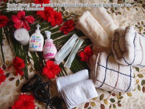 un grupo de toallas y productos de higiene sobre una mesa en Yakushima Cottage Kukai en Yakushima