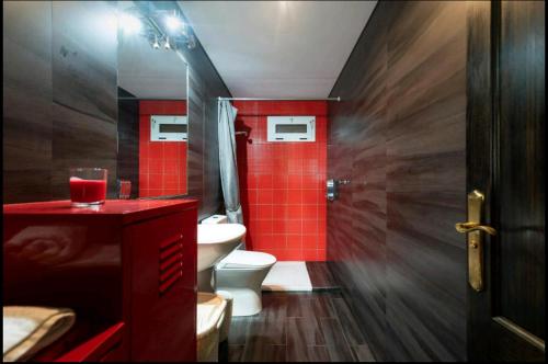 サンアグスティンにあるApartamentos Siglo XXI - San Agustinの赤いバスルーム(トイレ、洗面台付)