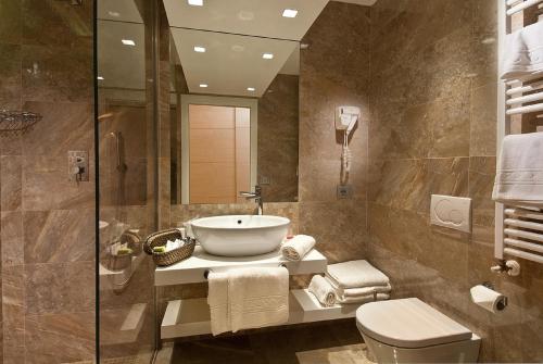 リッチョーネにあるHotel Sartiのバスルーム(洗面台、トイレ、シャワー付)