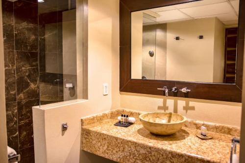 La salle de bains est pourvue d'un lavabo et d'un miroir. dans l'établissement Las Brisas Huatulco, à Santa Cruz Huatulco