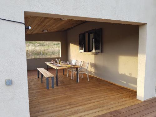 a dining room with a table and chairs in a room at Entre mer et montagne, en plein maquis in Vallecalle