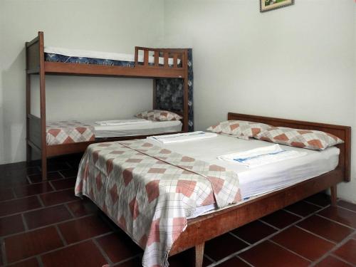 เตียงสองชั้นในห้องที่ Associação Sabesp Ilha Comprida