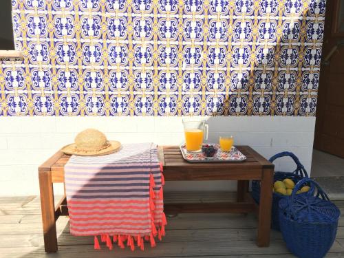 a table with a hat and two glasses of orange juice at MantaGarden in Manta Rota
