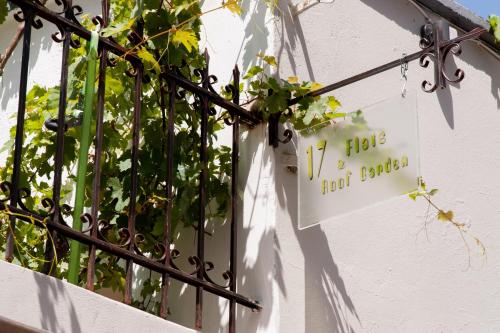 un panneau suspendu sur le côté d'un bâtiment dans l'établissement 17 flats and Roof Garden, à Athènes