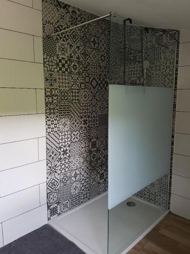 une douche avec une porte vitrée dans une salle de bain dans l'établissement En plein maquis,entre mer&montagne, à Vallecalle