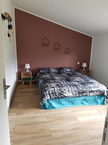 - une chambre avec un lit et 2 tables de chevet avec des lampes dans l'établissement En plein maquis,entre mer&montagne, à Vallecalle