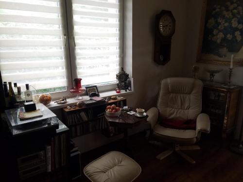 een kamer met een bureau, een stoel en een raam bij apartament w centrum in Ciechocinek