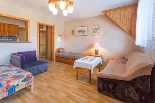 sala de estar con sofá y mesa en Apartamenty Nowotarskie, en Zakopane