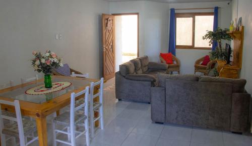 sala de estar con sofá y mesa en Cantinho Do Sossego, en Canela