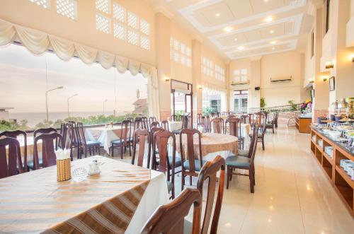 Beachfront Hotel tesisinde bir restoran veya yemek mekanı