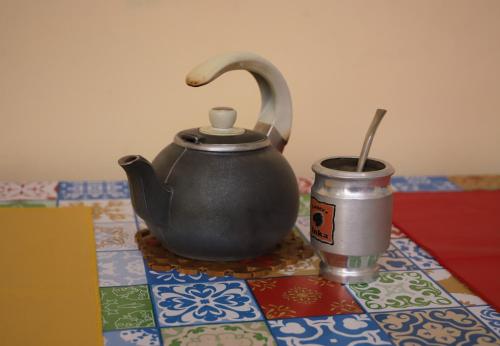 una tetera y una lata en una mesa en Lo de Margarita en San Salvador de Jujuy