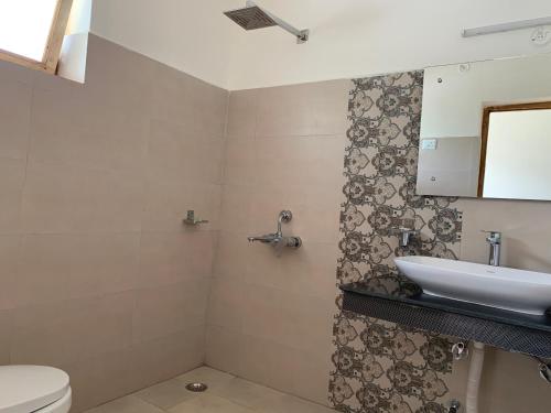 uma casa de banho com um lavatório e um WC em Gyaslang Guesthouse em Leh