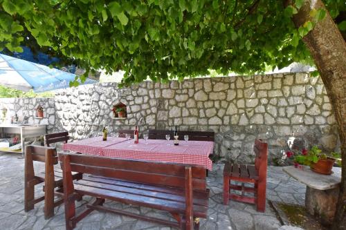 מסעדה או מקום אחר לאכול בו ב-Rooms Sveti Toma