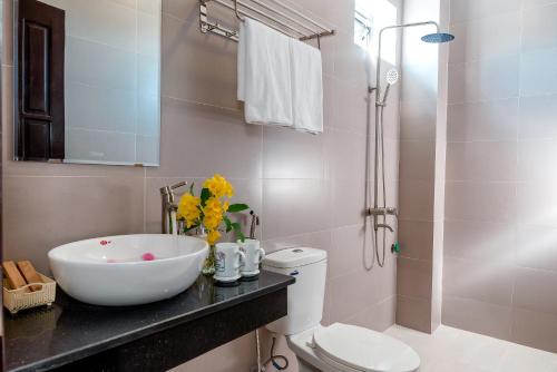 a bathroom with a sink and a toilet at PaPa Villa Homestay in Hoi An