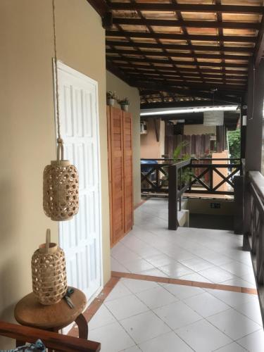 um corredor com uma porta que leva a um pátio em Pousada Bar Café Algas Marinhas em Praia do Forte