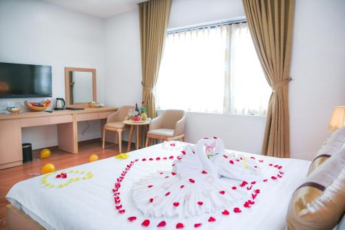 Giường trong phòng chung tại Long Anh Hotel