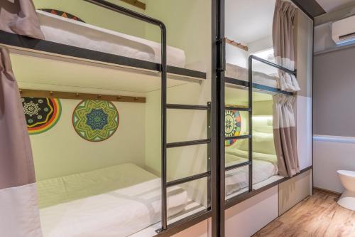 Postel nebo postele na pokoji v ubytování TOOJOU Kota Kinabalu