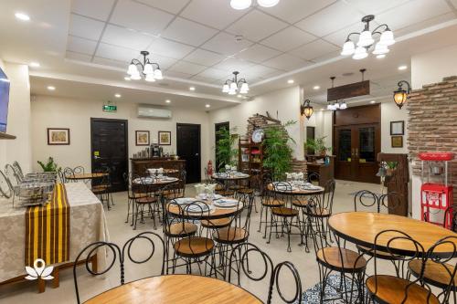 a restaurant with tables and chairs in a room at Casa Marita Vigan in Vigan