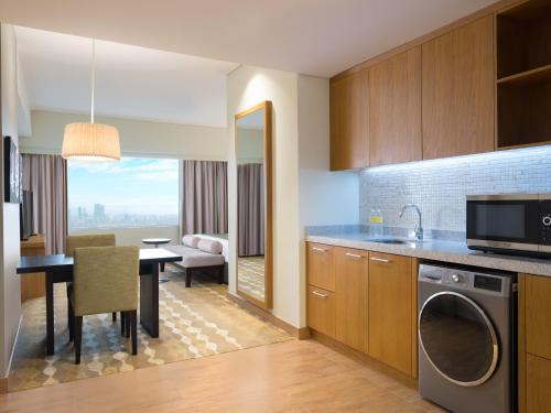 Cuisine ou kitchenette dans l'établissement Holiday Inn & Suites Jakarta Gajah Mada by IHG