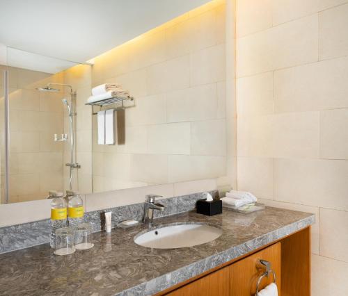 Salle de bains dans l'établissement Holiday Inn & Suites Jakarta Gajah Mada by IHG