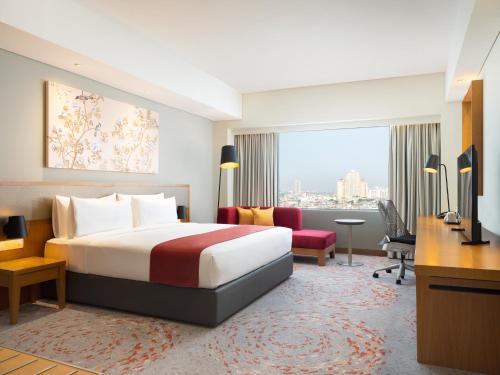 Un ou plusieurs lits dans un hébergement de l'établissement Holiday Inn & Suites Jakarta Gajah Mada by IHG