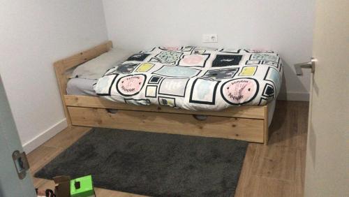 - une chambre avec un lit dans l'établissement APARTAMENTO CÉNTRICO EN OLOT, à Olot