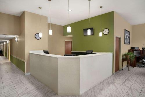 Lobbyn eller receptionsområdet på Super 8 by Wyndham S Jordan/Sandy/Slc Area
