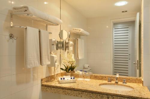 a bathroom with a sink and a mirror at Copa Sul Hotel in Rio de Janeiro