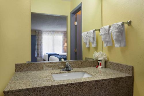 Ванная комната в Days Inn by Wyndham Greensboro Airport