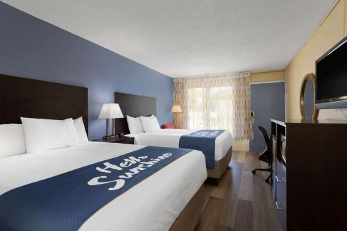 Ліжко або ліжка в номері Days Inn by Wyndham Greensboro Airport