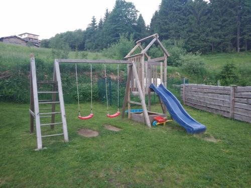 a playground with swings and a ladder in a yard at Apartmany JaJ-Bavorsko in Mitterfirmiansreut
